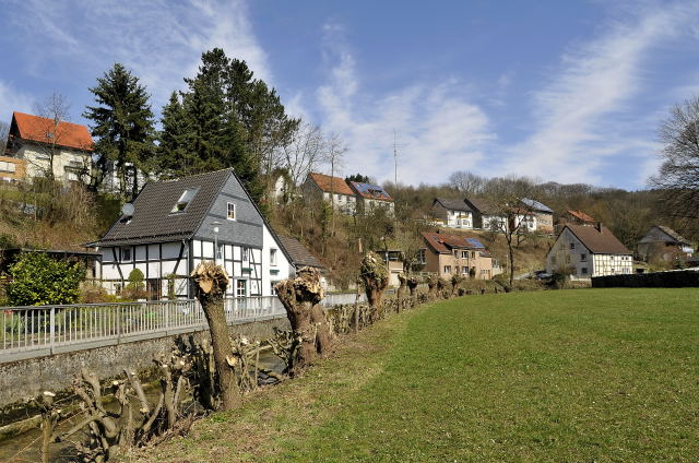 Brokberg, Strothe und Strotheniederung mit Fachwerkhaus der früheren Stätte Brokmann in Kohlstädt. A. Fischer, 2013